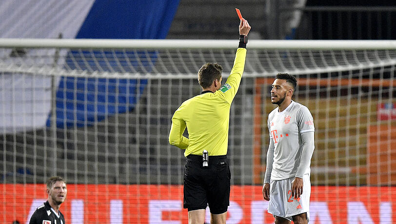 17.10.2020, Nordrhein-Westfalen, Bielefeld: Fußball: Bundesliga, Arminia Bielefeld - 1. FC Bayern München, 4. Spieltag, Schüco Arena. Corentin Tolisso (r) von Bayern bekommt nach einem Foul an Fabian Klos (l) von Bielefeld die Rote Karte. Foto: Martin Meissner/AP-Pool/dpa - WICHTIGER HINWEIS: Gemäß den Vorgaben der DFL Deutsche Fußball Liga bzw. des DFB Deutscher Fußball-Bund ist es untersagt, in dem Stadion und/oder vom Spiel angefertigte Fotoaufnahmen in Form von Sequenzbildern und/oder videoähnlichen Fotostrecken zu verwerten bzw. verwerten zu lassen. +++ dpa-Bildfunk +++ | Verwendung weltweit 17.10.2020, Nordrhein-Westfalen, Bielefeld: Fußball: Bundesliga, Arminia Bielefeld - 1. FC Bayern München, 4. Spieltag, Schüco Arena. Corentin Tolisso (r) von Bayern bekommt nach einem Foul an Fabian Klos (l) von Bielefeld die Rote Karte. Foto: Martin Meissner/AP-Pool/dpa - WICHTIGER HINWEIS: Gemäß den Vorgaben der DFL Deutsche Fußball Liga bzw. des DFB Deutscher Fußball-Bund ist es untersagt, in dem Stadion und/oder vom Spiel angefertigte Fotoaufnahmen in Form von Sequenzbildern und/oder videoähnlichen Fotostrecken zu verwerten bzw. verwerten zu lassen. +++ dpa-Bildfunk +++ | Verwendung weltweit