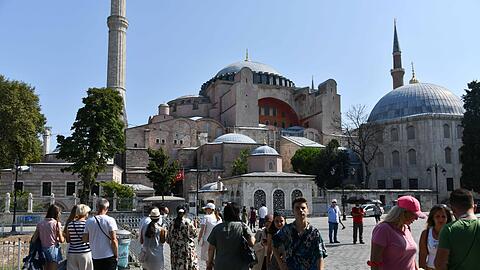Touristen schlendern in der N&auml;he der Hagia Sophia in Istanbul.