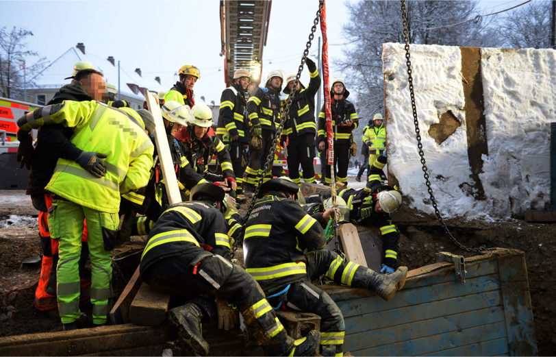Die Münchner Feuerwehr musste am Donnerstagnachmittag einen verschütteten Bauarbeiter ausgraben.