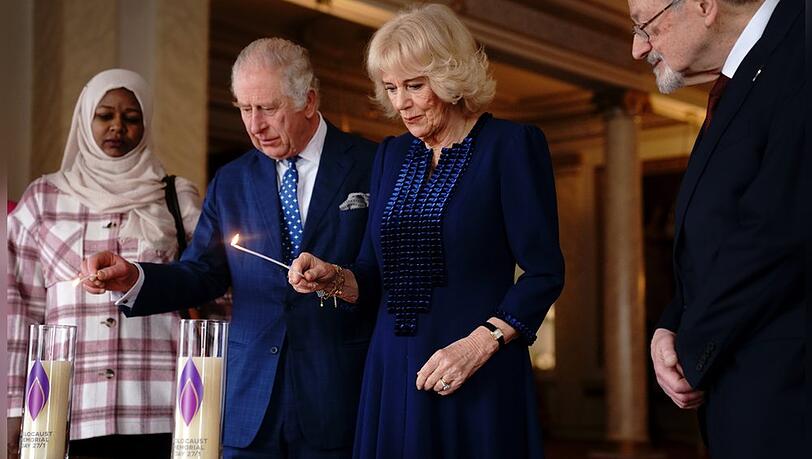 König Charles III. und Camilla zünden im Buckingham-Palast Kerzen für die Holocaust-Opfer an. König Charles III. und Camilla zünden im Buckingham-Palast Kerzen für die Holocaust-Opfer an.