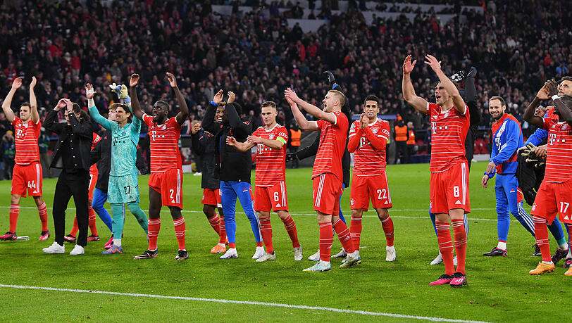 Die Bayern-Stars bejubeln das Weiterkommen gegen PSG mit ihren Fans.