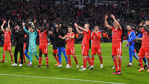 Die Bayern-Stars bejubeln das Weiterkommen gegen PSG mit ihren Fans.