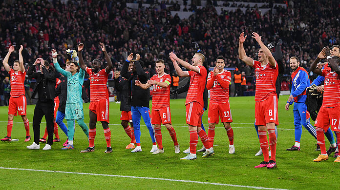 Die Bayern-Stars bejubeln das Weiterkommen gegen PSG mit ihren Fans.