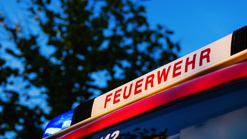 Ein brennendes Bett musste die Feuerwehr München am Samstag löschen (Symbolbild).