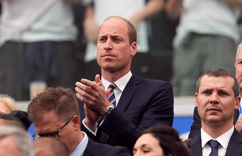 Ganz ohne seine Familie: Prinz William, der ein großer Fußballfan ist, bejubelte seine Mannschaft von der Tribüne aus.