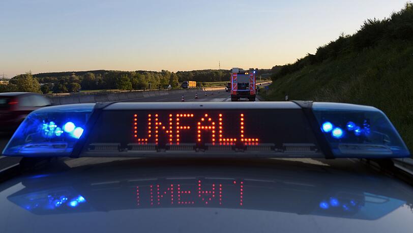 Nach dem Unfall liegen Teile der Käse- und Toastladung auf der Fahrbahn verteilt. (Symbolbild)