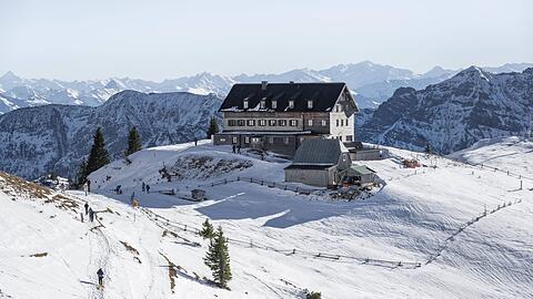 Das Rotwandhaus im Mangfallgebirge. Im Winter wie im Sommer wird es gerne besucht.