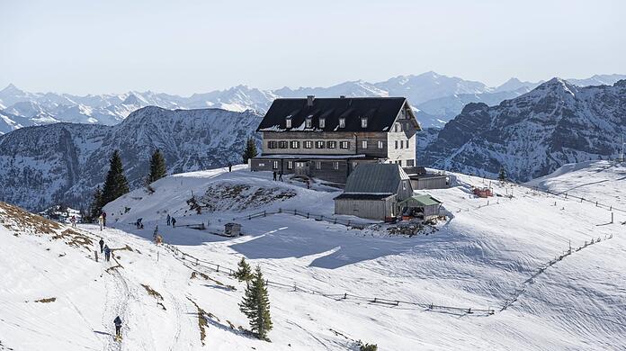 Das Rotwandhaus im Mangfallgebirge. Im Winter wie im Sommer wird es gerne besucht.