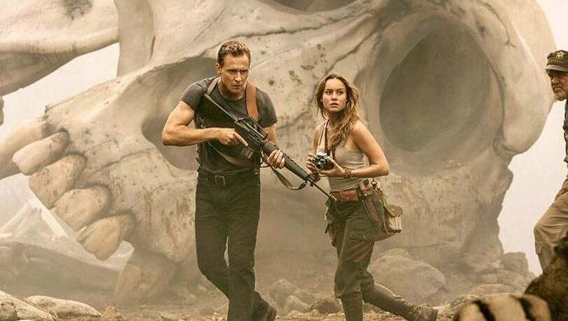 "Kong: Skull Island": James Conrad (Tom Hiddleston, l.) und Mason Weaver (Brie Larson) legen sich mit dem Riesenaffen an.