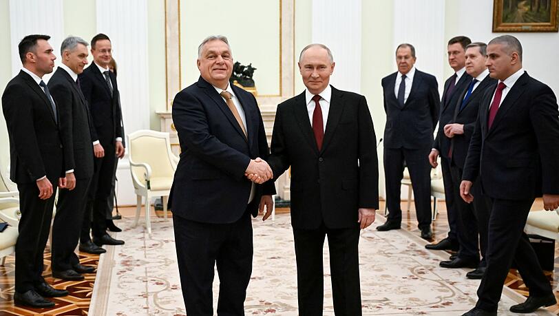Kremlchef Wladimir Putin (r) und der ungarische Ministerpr&auml;sident Viktor Orban sprechen im Kreml auch &uuml;ber stabile und g&uuml;nstige &Ouml;l- und Gaslieferungen.