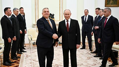 Kremlchef Wladimir Putin (r) und der ungarische Ministerpräsident Viktor Orban sprechen im Kreml auch über stabile und günstige Öl- und Gaslieferungen.