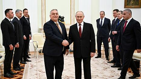 Kremlchef Wladimir Putin (r) und der ungarische Ministerpräsident Viktor Orban sprechen im Kreml auch über stabile und günstige Öl- und Gaslieferungen.