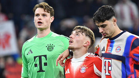 Jonas Urbig (l.) und Lennart Karl (M.) reisen gemeinsam mit Teamkollege Aleksandar Pavlovic zu den anstehenden L&auml;nderspielen.