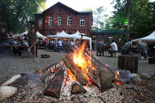 Abends macht sich im &bdquo;Zollhaus&ldquo; Lagerfeuer-Romantik breit. Die Gäste lieben es.
