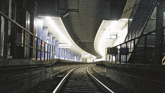 Blick in die Tunnel-Röhre der S-Bahn. Blick in die Tunnel-Röhre der S-Bahn.