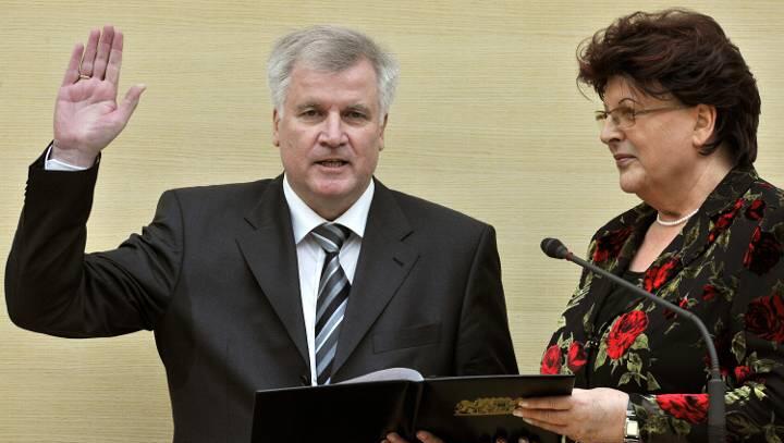 Das war im Oktober 2008: Horst Seehofer wird von von Landtagspräsidentin Barbara Stamm als Ministerpräsident vereidigt Das war im Oktober 2008: Horst Seehofer wird von von Landtagspräsidentin Barbara Stamm als Ministerpräsident vereidigt