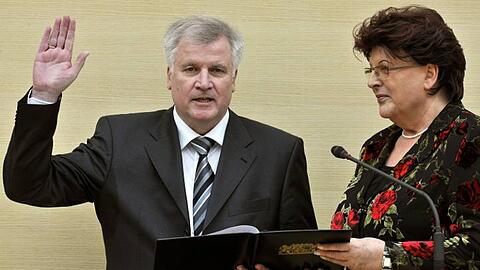 Das war im Oktober 2008: Horst Seehofer wird von von Landtagspräsidentin Barbara Stamm als Ministerpräsident vereidigt