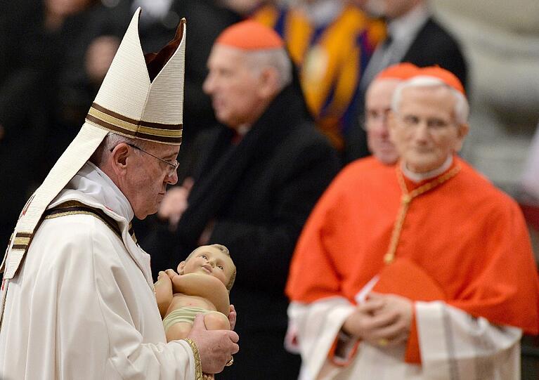 Papst Franziskus feiert im Petersdom in Rom erstmals die Christmette - die Bilder.