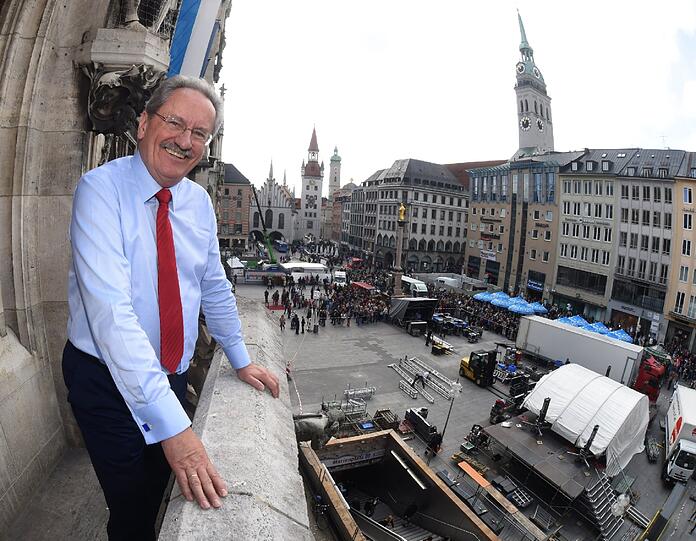Noch ein Blick vom Rathaus-Balkon: Christian Ude sagt "Servus" und freut sich, sich am Marienplatz verabschieden zu können.
