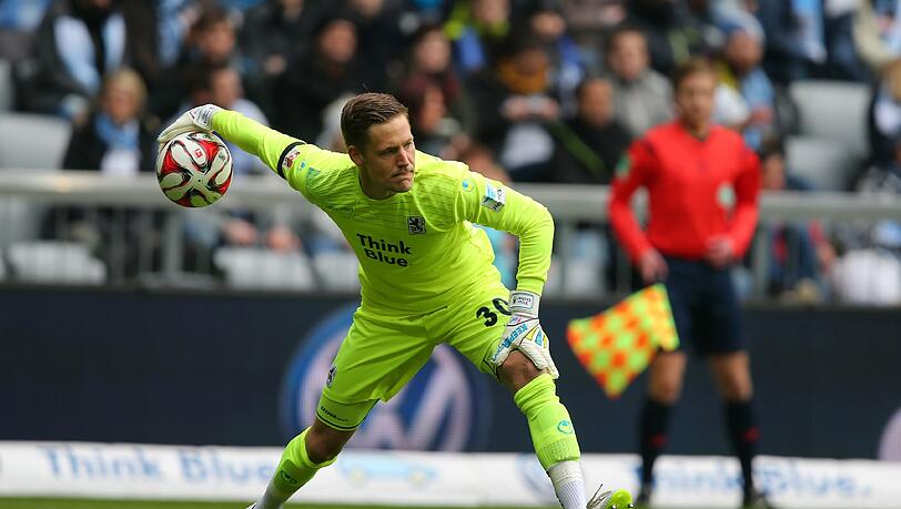 Vitus Eicher verlängerte vor der Partie gegen den FC Ingolstadt seinen Vertrag. Vitus Eicher verlängerte vor der Partie gegen den FC Ingolstadt seinen Vertrag.