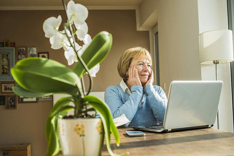 Eine ältere Dame am Computer