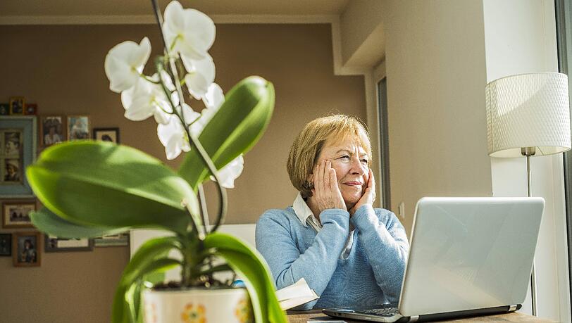 Eine ältere Dame am Computer Eine ältere Dame am Computer