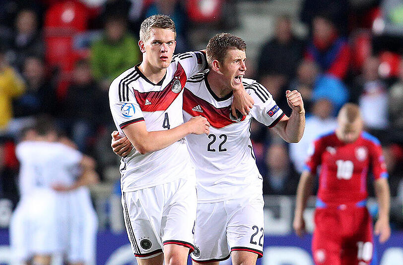 Dominique Heintz (rechts) und Matthias Ginter bejubeln einen deutschen Treffer.