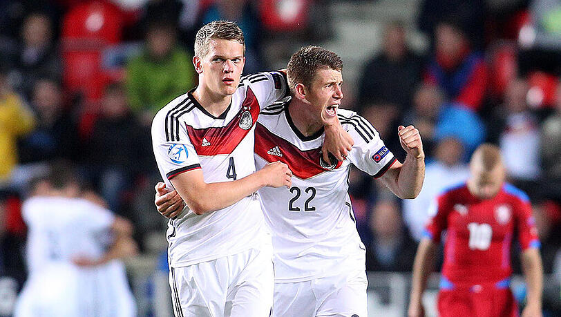 Dominique Heintz (rechts) und Matthias Ginter bejubeln einen deutschen Treffer. Dominique Heintz (rechts) und Matthias Ginter bejubeln einen deutschen Treffer.