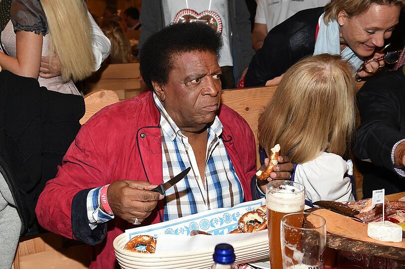 Radio Gong Wiesn: Roberto Blanco genießt Brotzeit und sein Weißbier