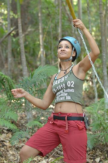 Gabby de Almeida Rinne tritt zur Schatzsuche 'Waterfalls' an.