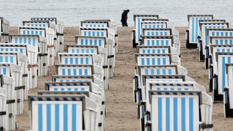 Ein Spaziergänger ist Regenwetter am Ostseestrand von Warnemünde unterwegs. Ein Spaziergänger ist Regenwetter am Ostseestrand von Warnemünde unterwegs.