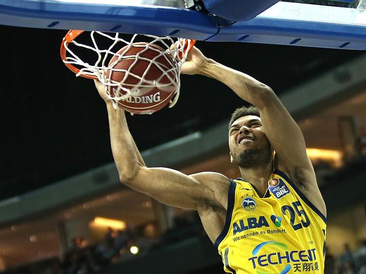 ALBAs Kenneth Ogbe legt den Ball gegen ratiopharm Ulm in den Korb.