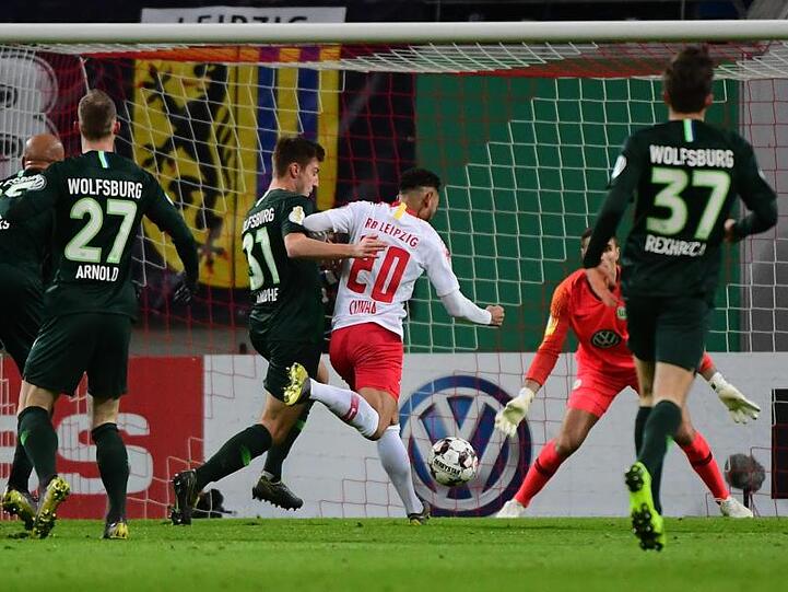 Leipzigs Matheus Cunha (M/20) setzt sich gegen Wolfsburgs Robin Knoche durch und trifft zum 1:0.
