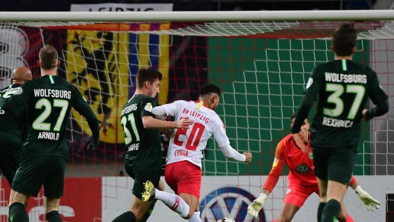 Leipzigs Matheus Cunha (M/20) setzt sich gegen Wolfsburgs Robin Knoche durch und trifft zum 1:0. Leipzigs Matheus Cunha (M/20) setzt sich gegen Wolfsburgs Robin Knoche durch und trifft zum 1:0.