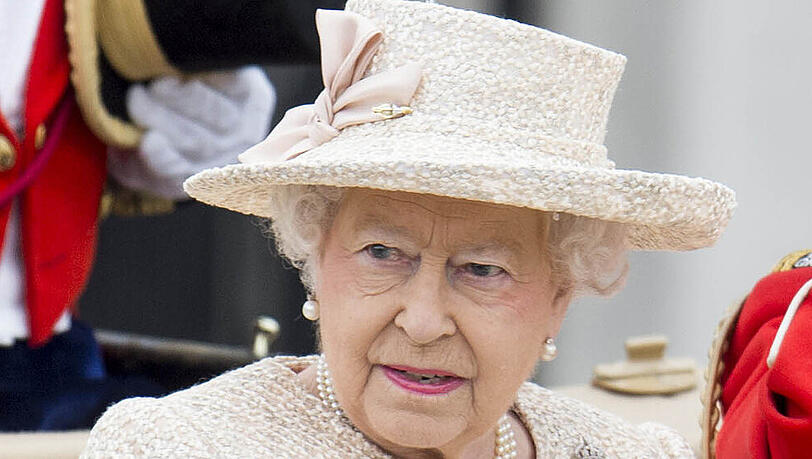 Die Queen braucht Unterstützung im Buckingham Palast. Die Queen braucht Unterstützung im Buckingham Palast.