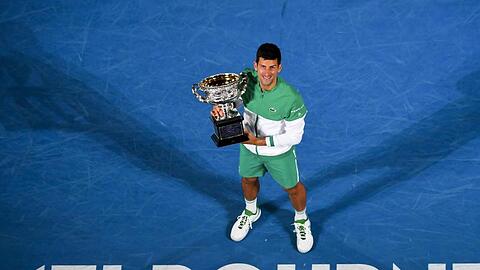 Hat zum neunten Mal die Australian Open gewonnen: Novak Djokovic hält nach seinem Sieg im Finale den Pokal in den Händen.