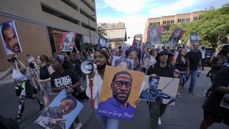 Eine kleine Gruppe von Demonstranten marschiert durch die Innenstadt von Minneapolis nach dem Urteil im Floyd-Prozess.