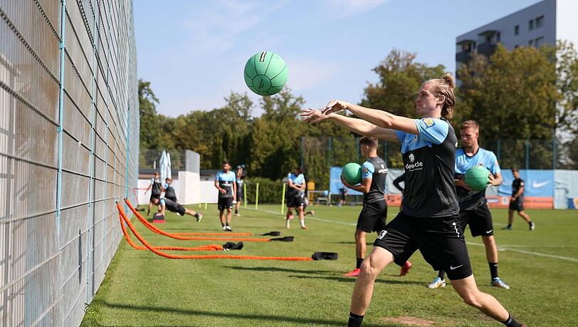 Laufen, Medizinbälle werfen und wieder pausieren, statt gegen den Fußball zu treten: Tim Linsbichler, dauerverletzter Löwen-Stürmer.