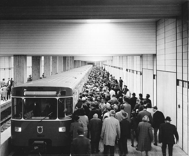 19. Oktober 1968: "Tag der offenen Tür" am U-Bahnhof Nordfriedhof. Drei Jahre vor der offiziellen Eröffnung kommen zahlreiche Münchner, um erstmals die U-Bahn auf einer Teilstrecke auszuprobieren. Klicken Sie sich durch weitere historische Bilder.