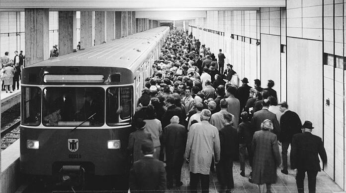 19. Oktober 1968: "Tag der offenen Tür" am U-Bahnhof Nordfriedhof. Drei Jahre vor der offiziellen Eröffnung kommen zahlreiche Münchner, um erstmals die U-Bahn auf einer Teilstrecke auszuprobieren. Klicken Sie sich durch weitere historische Bilder.