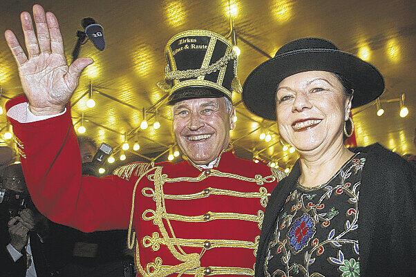 Der &bdquo;Zirkusdirektor Löwe & Raute&ldquo; &ndash; Erwin Huber mit Ehefrau Helma beim Fasching in Veitshöchheim &ndash; hat seine Truppe nicht ganz im Griff.