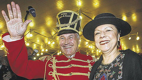 Der &bdquo;Zirkusdirektor Löwe & Raute&ldquo; &ndash; Erwin Huber mit Ehefrau Helma beim Fasching in Veitshöchheim &ndash; hat seine Truppe nicht ganz im Griff.