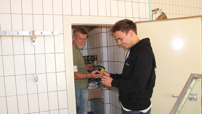 Werner (l.) und Max Heibl produzieren Tofu in der Küche eines ehemaligen Gasthauses.