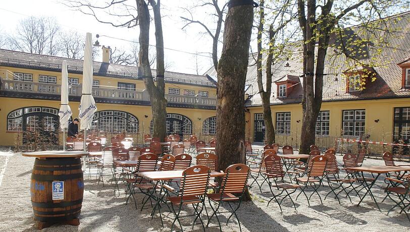 Das Gemäuer im Innenhof des Gutshof Menterschwaige wurde saniert. Hier befindet sich der Außenbereich des Restaurants. Das Gemäuer im Innenhof des Gutshof Menterschwaige wurde saniert. Hier befindet sich der Außenbereich des Restaurants.