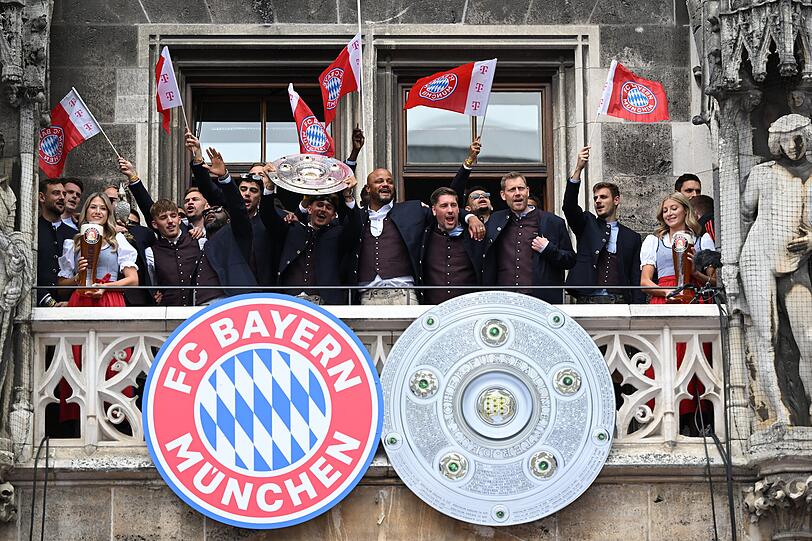 Die Spieler, Trainer und Betreuer vom FC Bayern M&uuml;nchen jubeln auf dem Rathausbalkon mit der Meisterschale.