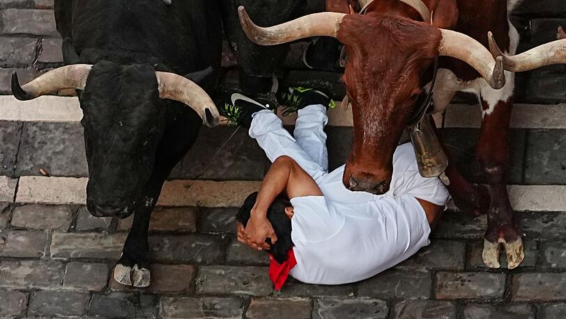 Bei der Stierhatz in Pamplona gab es viele Verletzte. Bei der Stierhatz in Pamplona gab es viele Verletzte.