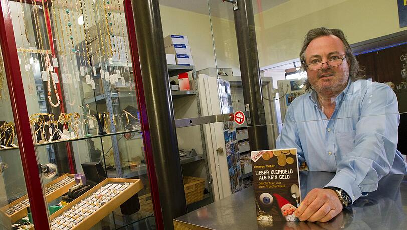 "Lieber Kleingeld als kein Geld" - Thomas Käfer hat ein buch über seine Erfahrungen im Pfandleihhaus geschrieben. "Lieber Kleingeld als kein Geld" - Thomas Käfer hat ein buch über seine Erfahrungen im Pfandleihhaus geschrieben.