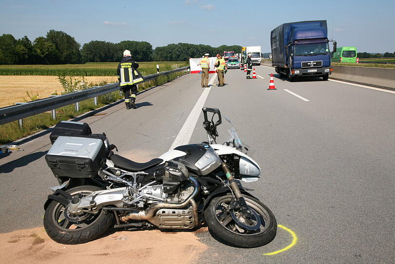 Schwerer Motorradunfall auf der A94 Richtung München: Ein 48-jähriger Motorradfahrer kommt ins Schleudern und stürzt. Er verletzt sich so schwer, dass er noch vor Ort stirbt.