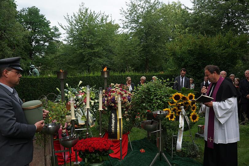 Beerdigung von der Schwabinger Gisela. Die Bilder!
