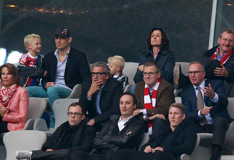 Arjen Robben auf der Zuschauertribüne - leider ein allzu bekannter Anblick: Zu Beginn der Saison 2014/15 plagte ihn eine Sehnenentzündung und er fiel drei Wochen aus.